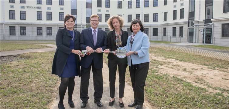 Den Schlüssel für den Neubau des Hafthaus Flügel C nahm die Anstaltsleiterin Renate Gaddum (Dritte von links) von (von links) BLB-Geschäftsführerin Gabriele Willems, Justizminister Peter Biesenbach und BLB-Niederlassungsleiterin Elisabeth Wallrath entgegen.Fotos: JOST