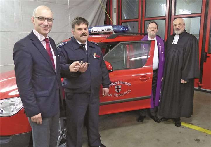 Den Schlüssel übergab Bürgermeister Bert Spilles an Wehrleiter Günter Wiegershaus. Reinhold Malcherek und Mathias Mölleken segneten das neue Einsatzfahrzeug.  WM