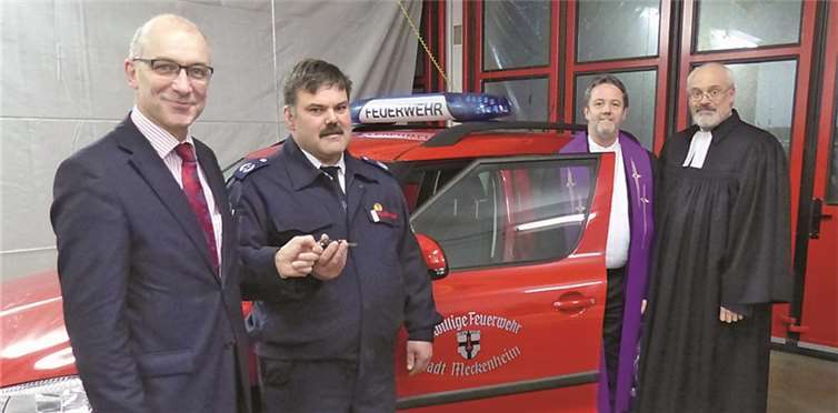Den Schlüssel übergab Bürgermeister Bert Spilles an Wehrleiter Günter Wiegershaus. Reinhold Malcherek und Mathias Mölleken segneten das neue Einsatzfahrzeug.  WM