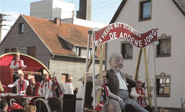 Den Schluss- und sicher auch einen der Höhepunkte des Sonntagszugs bildete der Prunkwagen des Adenauer Elferrats. UM