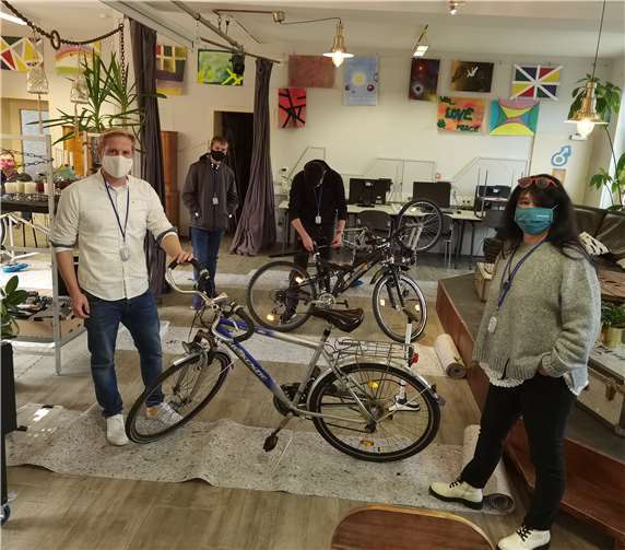 Den Schraubern über die Schulter geschaut: Schulleiter Andreas Schmitt und HoT-chefin Petra Klein schauten beim Workshop vorbei. Foto: BL