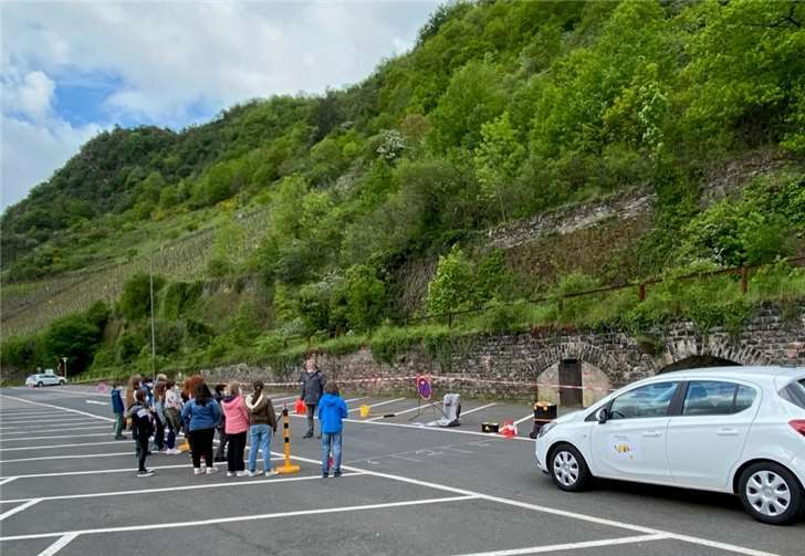 Den Schülerinnen und Schülern wurde gezeigt, welche Gefahren von Autos für Fußgänger ausgehen.
