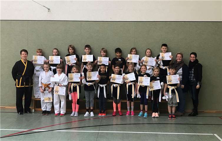 Den Schülern wurde die erfolgreiche Teilnahme durch die Überreichung des neuen Gürtels und einer Urkunde bestätigt. Privat
