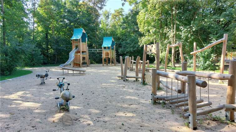 Den Schulkindern stehen zahlreiche Spielmöglichkeiten zur Verfügung, unter anderem eine Zweiturm-Kletteranlage und ein Motorikparcours aus Robinienholz. Unter dem Sand ist Kies verbaut, damit Wasser anstauen und versickern kann.
