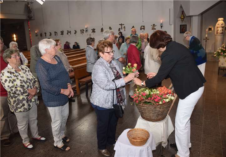 Den Schutz der Muttergottes konnten die Gläubigen in Form von gesegneten Rosen mit nach Hause nehmen.
