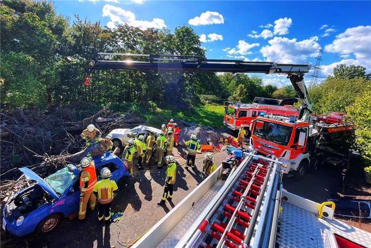 Drehleiter und Atemschutz im Einsatz: Feuerwehr übt realistische Szenarien Den Schwerpunkt am Nachmittag bildeten zwei Übungseinheiten der technischen Hilfeleistung – wie hier, zu der die Feuerwehr Weißenthurm an die L121 alarmiert wurde. Foto: N. Jentzig
