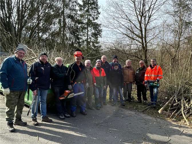Den Schwerpunkt der Arbeiten bildeten Holzfällerarbeiten rund um den Zaun des Waldfriedhofes.  Fotos: Rudolf Boden