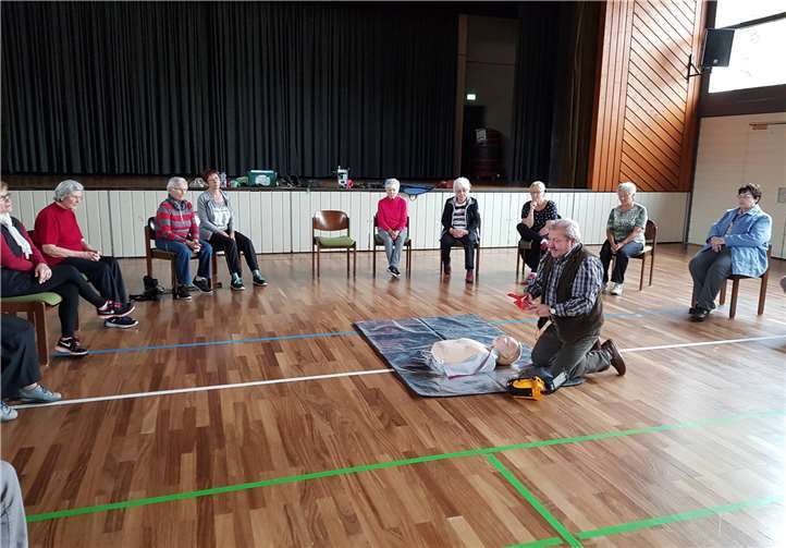 Den Senioren wurde gezeigt wie man einen Defibrillator nutzt. Foto: privat