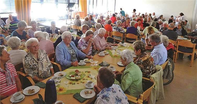 Den Senioren wurde von den Elisabeth-Frauen ein buntes Programm geboten. privat