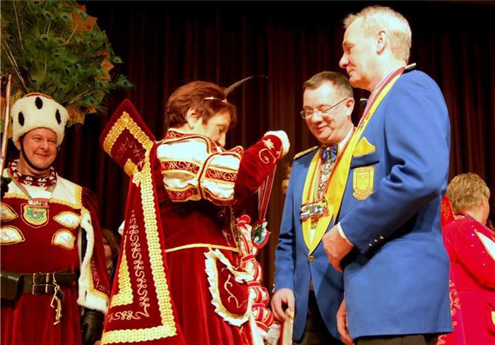 Den Sessionsorden des Oberdreeser Prinzenpaares verlieh Prinzessin Hilde I. dem Vorsitzenden des NCR „Blau-Gold“, Jörg Nawrath (zwei v. rechts) und dem Kommandanten des NCR, Dieter Bückmann.