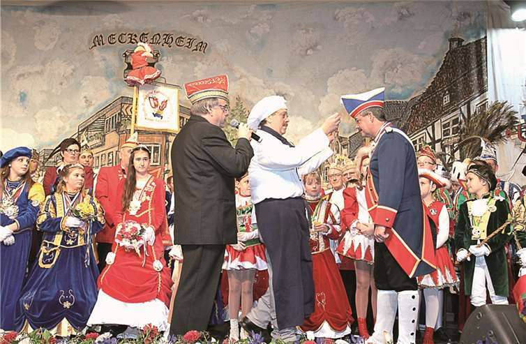 Den Silbernen Verdienstorden des BDK erhielt der Spieß des Meckenheimer Stadtsoldaten-Corps, Peter Siegberg (1.v.r.). Die Laudatio hielt Gottfried Gratzfeld, Bezirksvorsitzender des Bezirkes 8, Regionalverband RSE im „Bund Deutscher Karneval“ (1.v.l.).