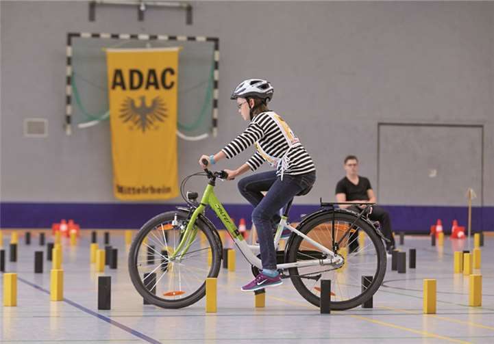 Den Slalomparcours mussten die Kinder fehlerfrei fahren.