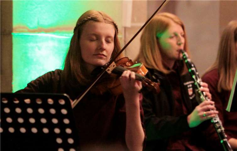 Den Solo Part an der Geige bei May the Road Rise übernahm Lisa Boeder.