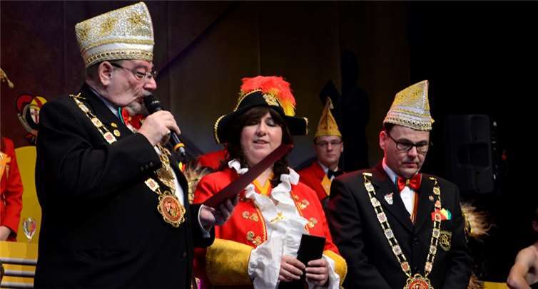 Den Sonderorden des BDK Präsidenten Rolli Reinhardt (li.) erhielt Ellen Friedrich Gaul für ihr 23-jähriges Engagement bei der Showtanzgruppe.