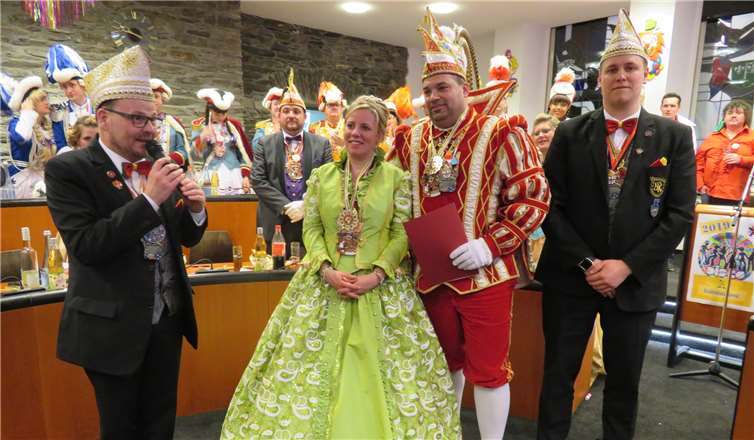 Den Sonderorden des Präsidenten erhielt das Prinzenpaar aus den Händen von Vizepräsident Dirk Wittersheim (BDK-Landesverband) und seines Vizepräsidenten. Fotos: -MKA