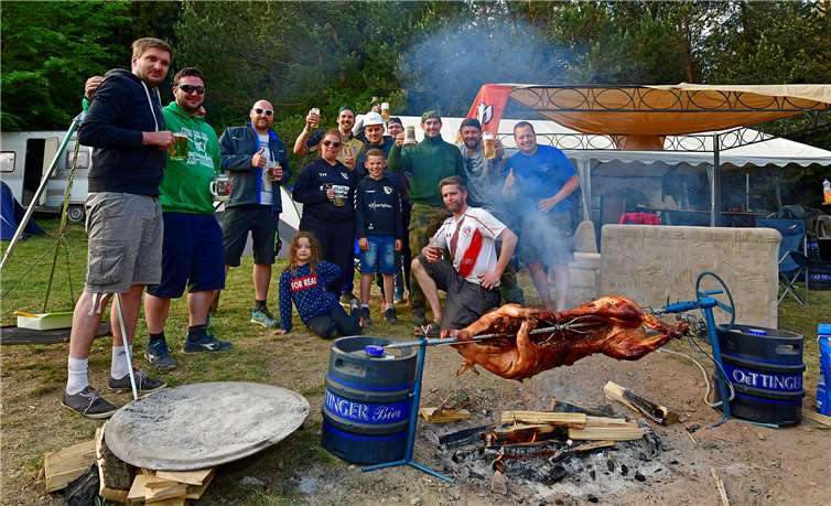 Den Spanferkelbraten „Marke Nordschleife“ gönnte sich diese Fans aus Weibern. -BURG-