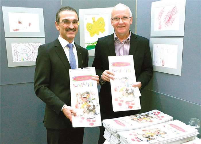 Den Sparkassen Wandkalender 2014 präsentierten Dr Hermann Josef Richard links und Wilbert Pfeifer.HEP