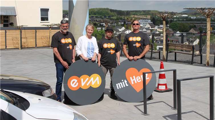 Den Spendenbetrag übergab Werner Schönberg zusammen mit evm-Kommunalbetreuer Ulrich Botsch und dem Künstler Roland Josuttis von form2colors an die Bürgermeisterin der Stadt Montabaur, Gabi Wieland. evm