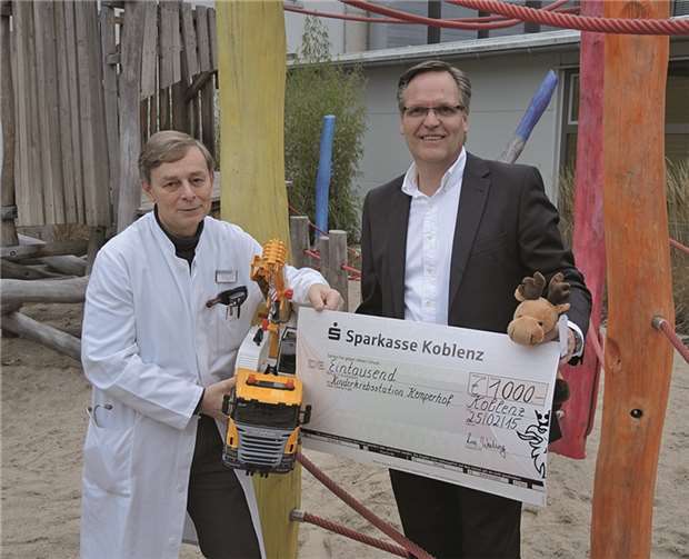 Den Spendenscheck in Höhe von 1.000 Euro überreichte Detlev Both (re.), an Dr. Rudolf Ferrari. privat