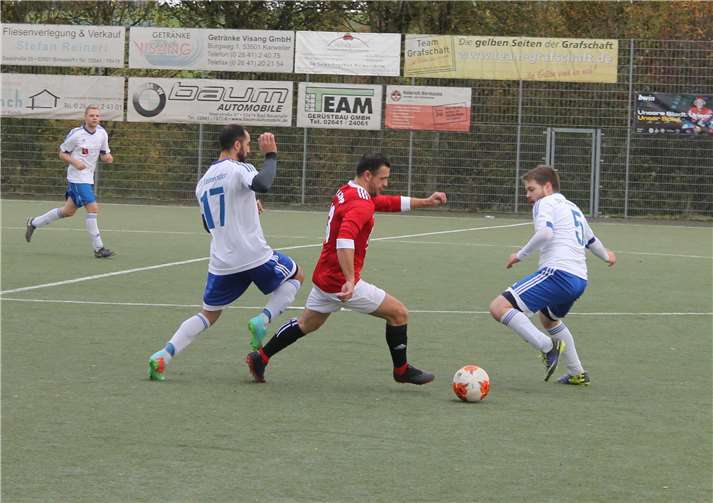 Den Spielern des SV Leimersdorf (weiße Trikots) blieb oft nur das Nachsehen.Fotos: privat