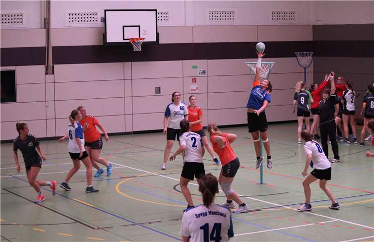 Den Sprungwurf von Rebecca Peter (7) kann Hambachs Nummer Eins leider halten. privat