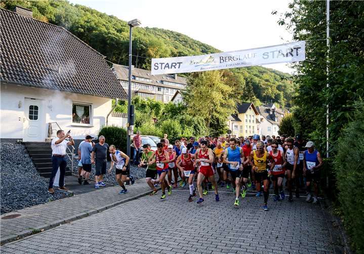 Den Startschuss für die 121 Teilnehmer/innen des 14. Berglaufs gab Ortsbürgermeister Jens Firmenich. Foto EP