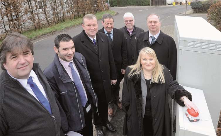 Den Startschuss für schnelles DSL in Bengen gaben (von links) Ortsvorsteher Reiner Kratz, Nikolaus Pantios von bn:t, Bürgermeister Achim Juchem, Büroleiter Dieter Dismon und Fachbereichsleiter Friedhelm Moog von der Gemeinde Grafschaft sowie die Geschäftsführer von bn:t, Günther und Bettina Blatzheim.JOST