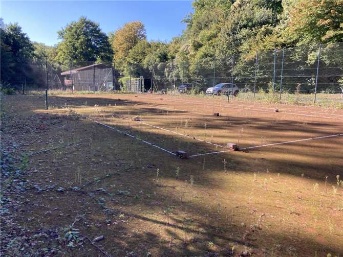 Den Tennisplatz unterhalb der neuen Kita „Burgzwerge“ möchte die CDU Rheinbreitbach zum Bolzplatz herrichten und bittet dabei um Unterstützung.Foto: Heinz Schmitz