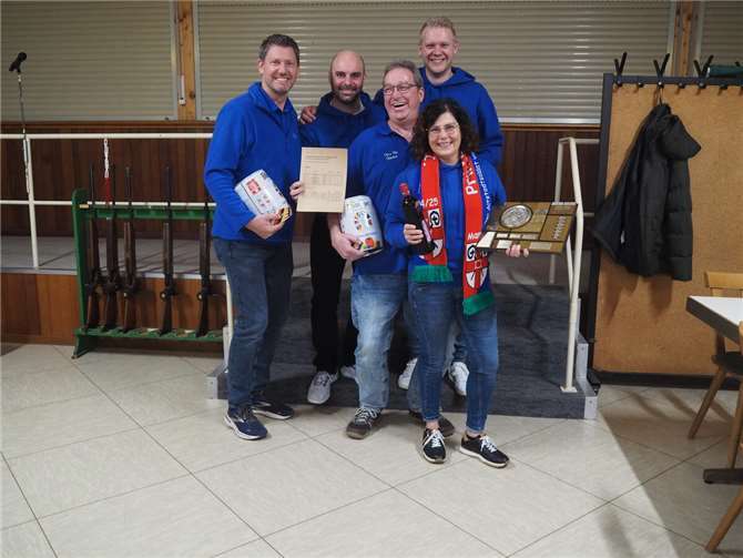 Den Titel des Altstadtmeisters 2024 sicherte sich die Mannschaft „Ki + Ka 2“ mit 185 Ringen und erhielt den Wanderpokal für diese Leistung.  Foto: privat