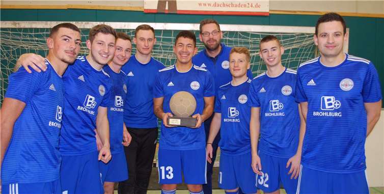 Den Titel und die 500 Euro Siegprämie sicherte sich Rheinlandligist SG 99 Andernach. Maicol Oligschläger (Mitte) präsentierte zudem den Wanderpokal. Fotos: SK