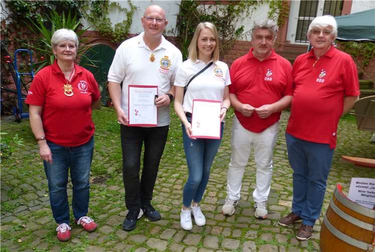 Den Tollitäten des Jahres 2023, Prinz Harald Hergenhahn und Lahno-Rhenania Katharina Groß verlieh das CCO die goldene Ehrennadel des Vereins.