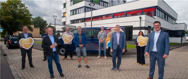 Den Transporter-Bus übergaben der Stadtvorstand mit OB Jan Einig, Bürgermeister Peter Jung und Ralf Seemann im Beisein der Prokuristen Andrea Haupt, Frank Schneider und Thomas Endres sowie Thorsten Reuschenbach und Lars Heitmann als Vertreter der Belegschaft von SWN und SBN. Der Bus im Wert von 18.000 Euro konnte mit der Spende aus der Gemeinschaftskasse von SWN und SBN und dem Zuschuss der Stadtwerke ermöglicht werden. Werner Söller vom Kinder- und Jugendbüro war begeistert und dankbar, da der Bus sofort einsatzfähig ist und die wichtige Arbeit an der Ahr unterstützt. Foto: Gerd Neuwirth