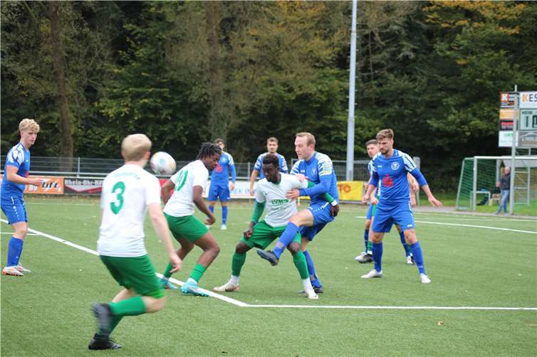 Den TuS-Angreifern Tom Stein (3), Liongo Andondo (20) und Sidibe Arama steht eine vielbeinige Gästeabwehr gegenüber. Foto: Fiona Kochs