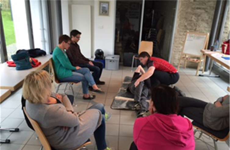 Den Übungsleitern wurde zunächst die stabile Seitenlage demonstriert. privat