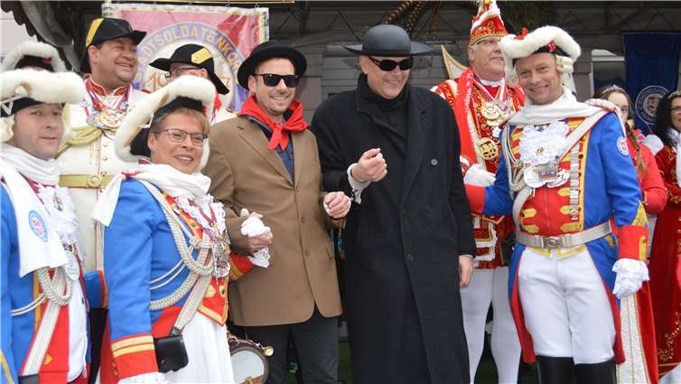 Den Verhaftungen entgingen auch Bürgermeister Björn Ingendahl und Pastor Frank Klupsch als „Don Camillo und Peppeno“ nicht. Foto: AB