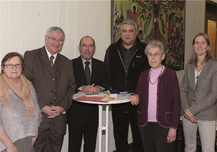 Den Vertrag haben für die Stadt Koblenz Baudezernent Martin Prümm (3. v.l.) unterzeichnet, für die Kirchengemeinde St. Antonius Pfarrer Eric Condé (3. v.r.) und Verwaltungsratsmitglied Mechthild Israel (2. v.r.). Den Unterzeichnern direkt auf den Stift geblickt haben Oberbürgermeister Hofmann-Göttig (2. v.l.), Ratsmitglied Anita Weis (links) und Quartiersmanagerin Ulrike Bourry.privat