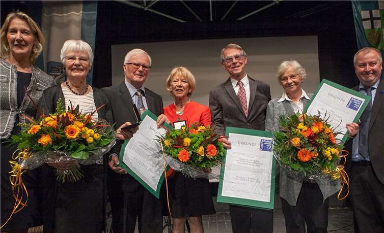Den Wachtberger Kulturpreis 2017 übergaben Gabriela von Loë (links) und Alfred Schneider (rechts) von KuKiWa an Angela und Hans Thelen, Maria und Dr. Hans Böhm und Brigitte Uhl für ihren verstorbenen Ehemann Professor Dr. Harald Uhl. JOST