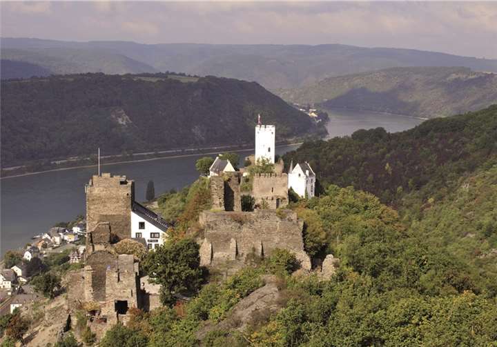 Den Wanderern bietet sich eine wunderschöne Aussicht. Rheinsteig-Büro D.Guth