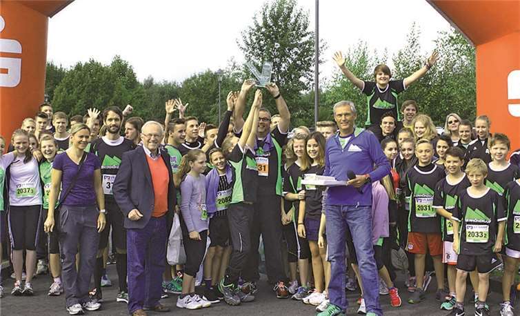 Den Wanderpokal für die große MGL-Läufergruppe erstmals in die Höhe strecken konnte Schuleiter Axel Brott.  DL