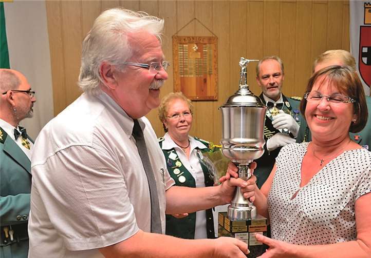 Den Wanderpokal überreichte Stadtbürgermeister Gerd Heim an Bürgerkönigin Gabi Schüßler.