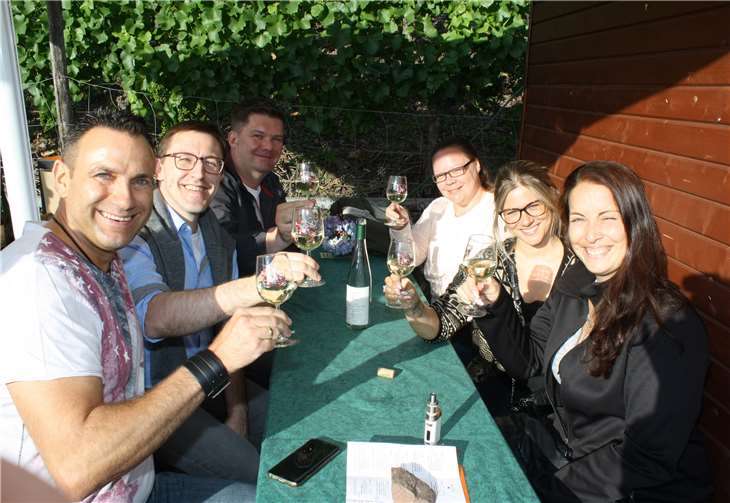 Den Wein genießen, da wo er wächst.Zahlreiche Genießer ließen es sich schmecken.