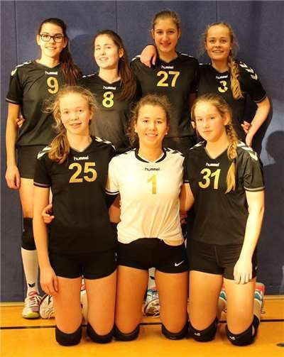 Den älteren Gegnerinnen deutlich überlegen (oben von li. n. re.): Linn Breme, Lilly Quantius, Joline Schmude, Julia Schumacher (c), (unten v. li. n. re.) Jule Kröger, Nicole Mantel, Inga Jörß. privat