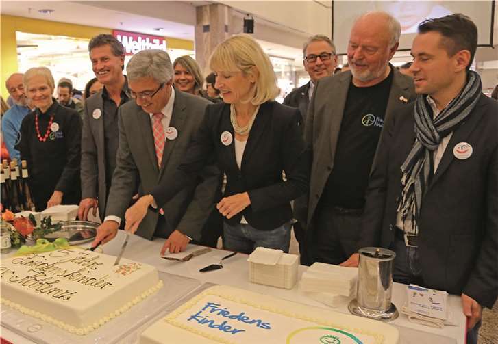 Den beiden Schirmherren Marie-Theres Hammes-Rosenstein und Roger Lewentz wurde die Ehre zuteil, die Geburtstagtorte anzuschneiden.