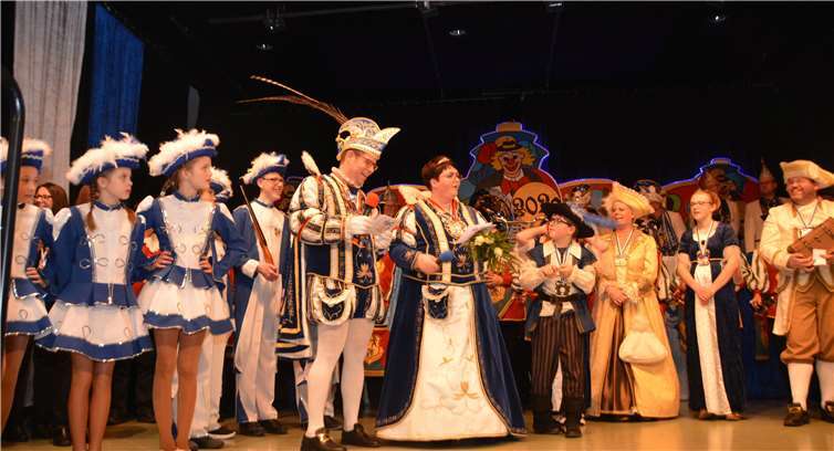 Den beiden macht das Regieren immer noch viel Spaß! Prinz Jan I und Prinzessin Anna I bei ihren kurzen Ansprachen zurück.