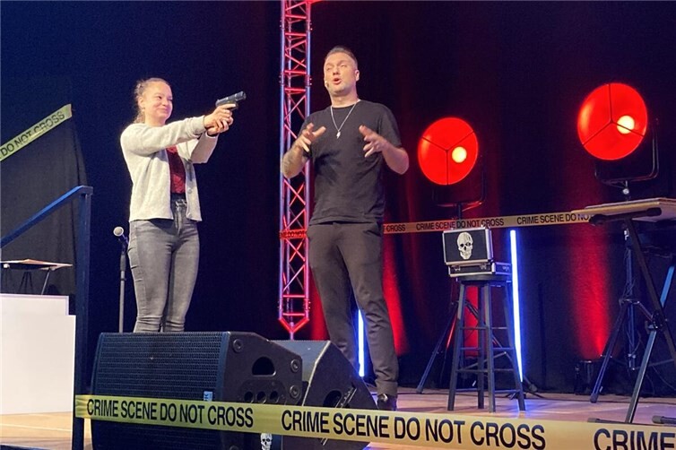 Den berühmten Zaubertrick Bullet-Catch, das Auffangen einer abgeschossenen Kugel mit dem Mund, präsentierte Köhler mit Unterstützung einer Zuschauerin.