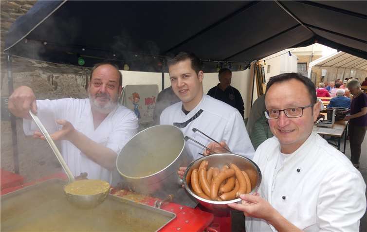 Den deftigen Erbseneintopf aus dem Kessel der FFW-Feldküche wurde noch mit einer saftigen Knackwurst versehen.