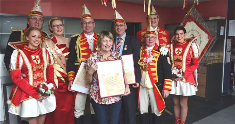 Den drei Geehrten (Bildmitte) gratulierten auch das Tollitätenpaar mit Gefolge sowie NCW Vorstandsmitglieder.