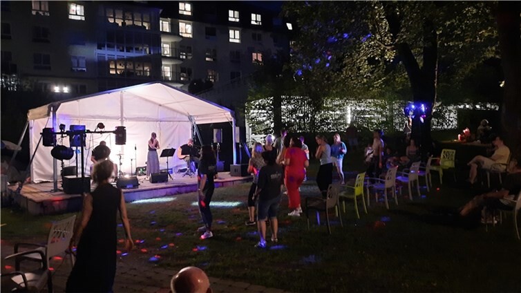 Den drei Musikern der Gruppe Klangstern gelang es, sowohl Jung als auch Alt zum Tanzen zu bewegen.