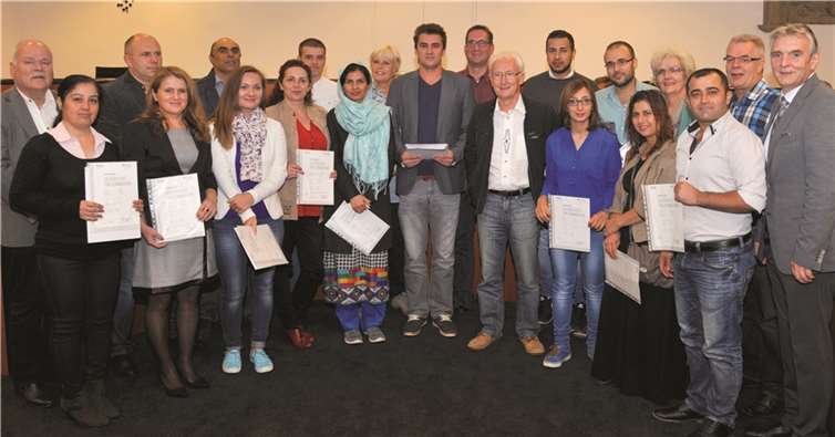 Den erfolgreichen Absolventen gratulierten unter anderem Bürgermeister Claus Peitz und VHS-Geschäftsführer Günter von Blohn. Stadt Andernach