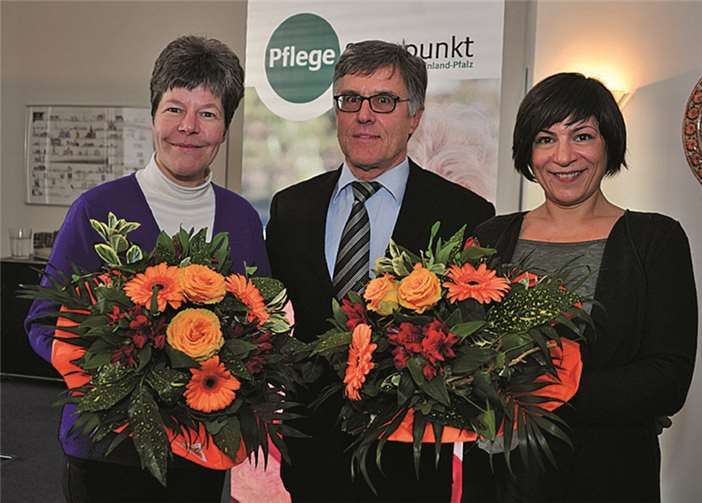 Den ersten Geburtstag der offenen Sprechstunde im Sinziger Rathaus nutzte Bürgermeister Wolfgang Kroeger, um den beiden Ansprechpartnerinnen, Sozialarbeiterin Uta Vogel (li.) und Pflegeberaterin Ilhana Rascic für ihr Engagement zu danken. RÜ
